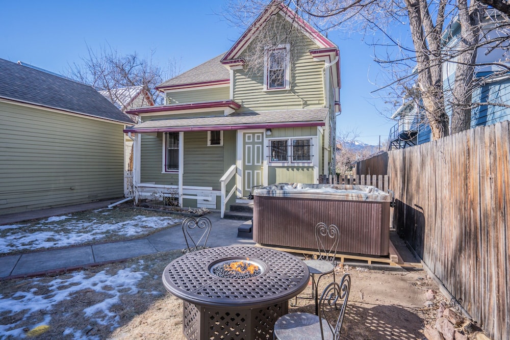 5bddowntown Victorian Charmhot Tub Firepit in Colorado Springs, United States