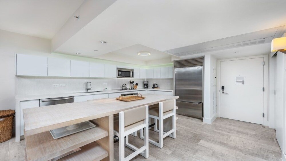 5 Star Condo Hotel #246397 1 Bedroom 1 Bathroom Hotel Room — 4-Star Luxury Hotel in Miami Beach, United States