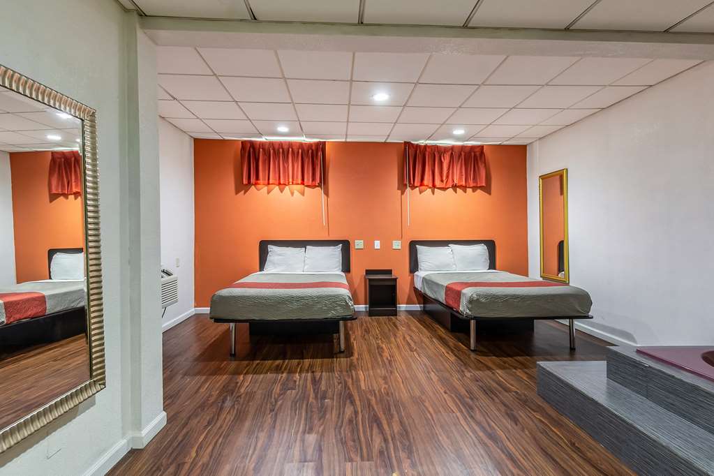 Motel 6 Elizabeth NJ Newark Liberty Intl Airport - photo 17