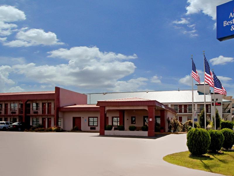 Rodeway Inn Canton - carbon neutral hotel in Canton