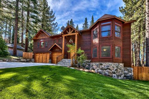 Blackfoot Luxury Retreat Hot Tub Pool Table Pets Deck — South Lake Tahoe
