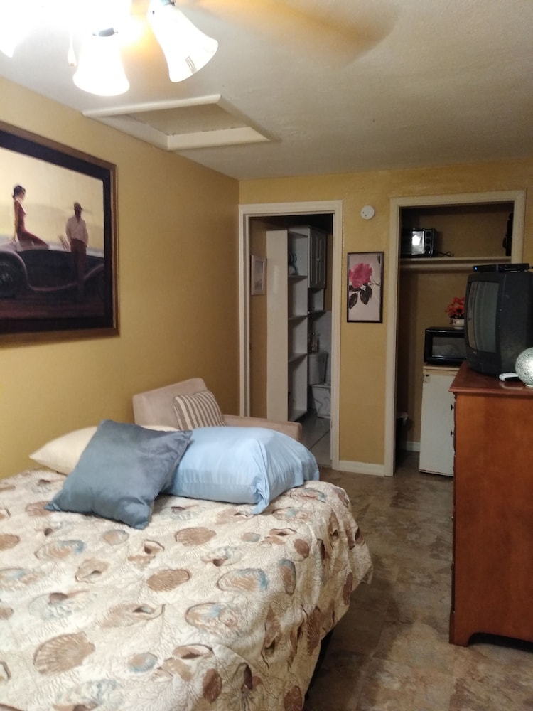 Swashbuckler Motel - photo 12