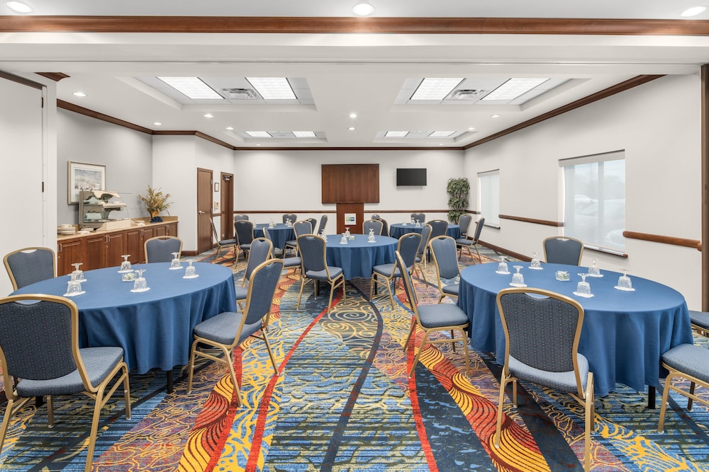 Holiday Inn Express & Suites Wilmington Newark by IHG - photo 54