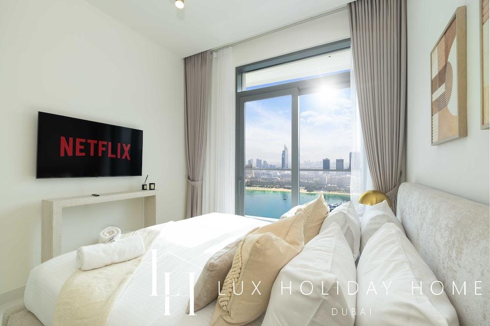 LUX The Marina Vista Beachfront Suite — 5-Star Luxury Hotel in Dubai, United Arab Emirates