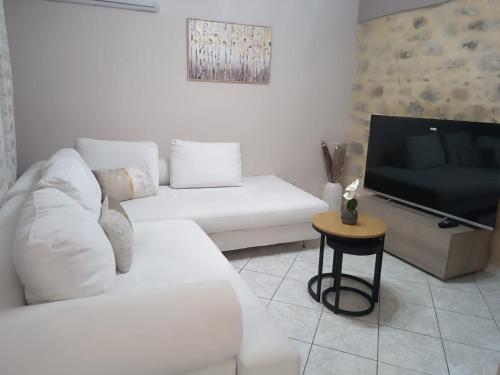 Polixniati's House — 4-Star Luxury Hotel in Polichnitos, Greece