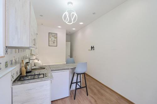 Modern 1br Apt Near Rustaveli by Wehost