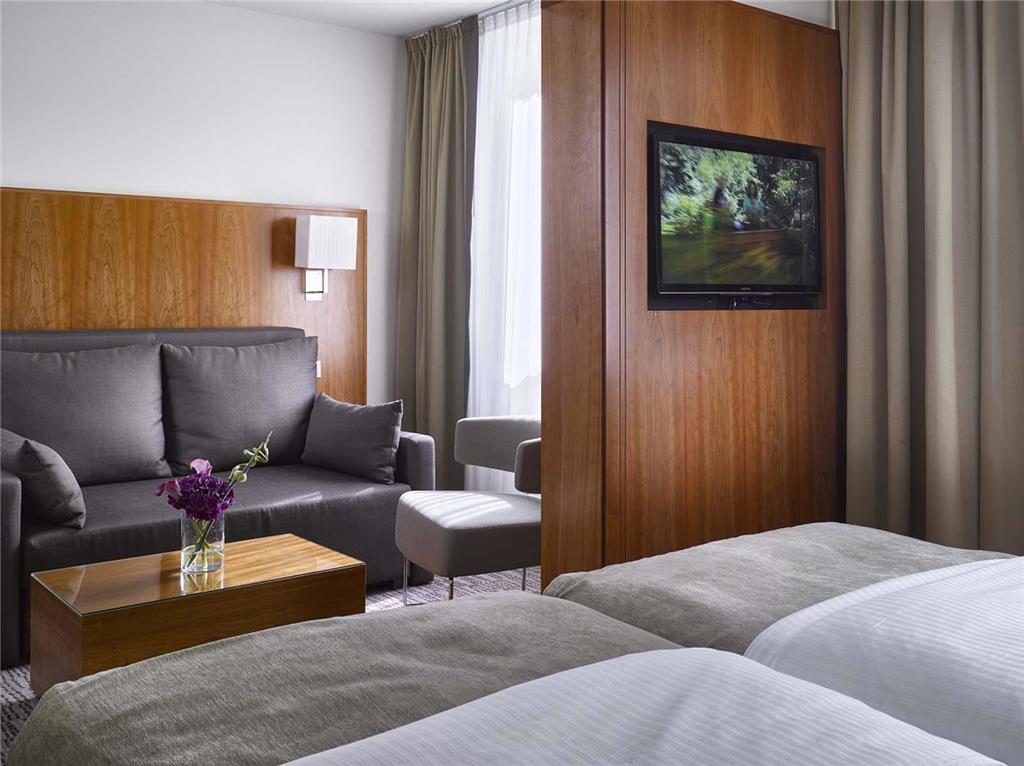 K K am harras Spacious Urban Garden View