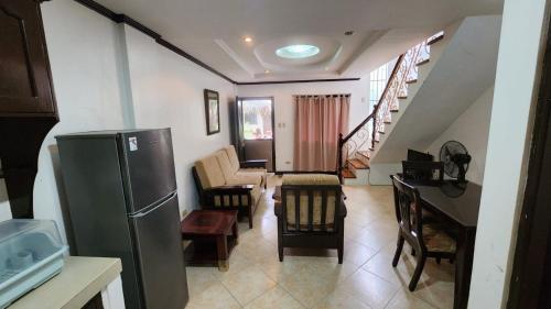 EV2 Townhouse Hotel — Angeles City — photo 4
