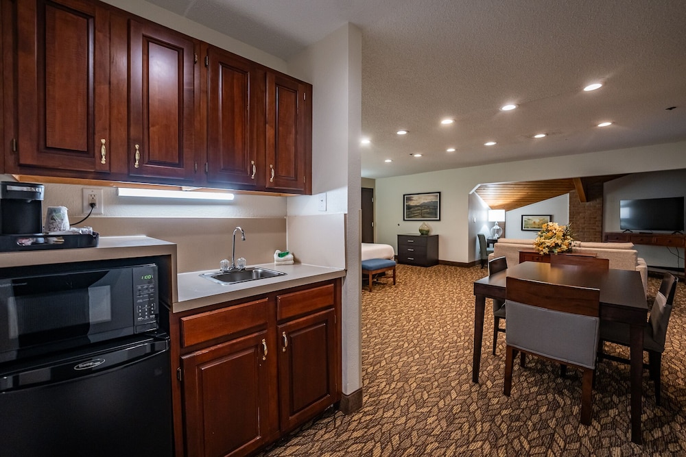Christopher Inn and Suites - photo 6