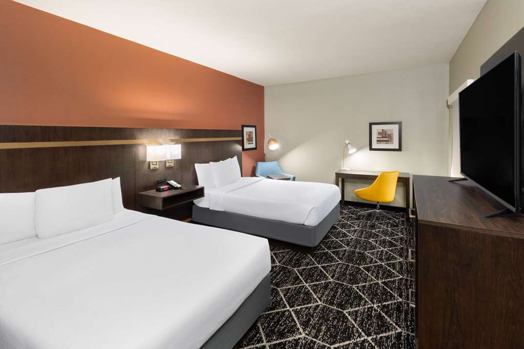La Quinta Inn & Suites by Wyndham Olathe - photo 18