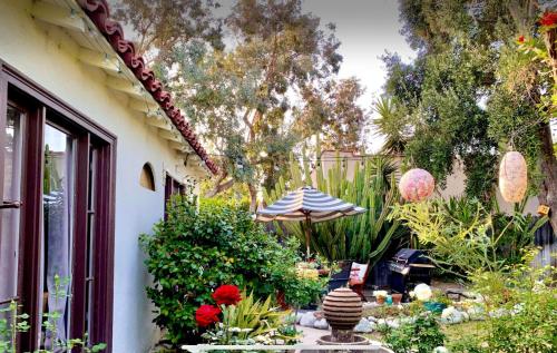 Romantic cottage with amazing garden — 4-Star Luxury Hotel in Glendale, United States
