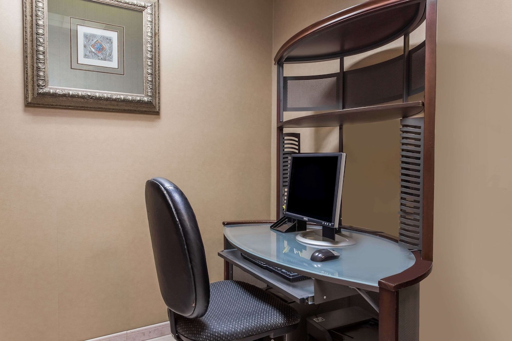 Days Inn & Suites by Wyndham Fort Pierce I 95 - photo 18