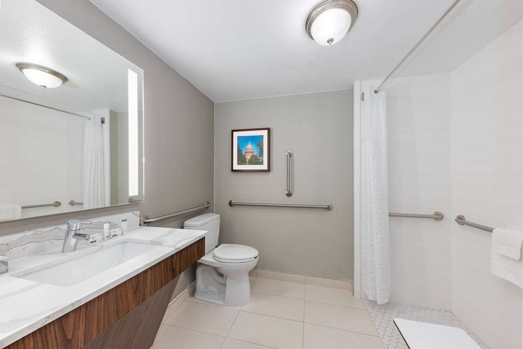 La Quinta Inn & Suites by Wyndham Dallas DFW Airport North - photo 22
