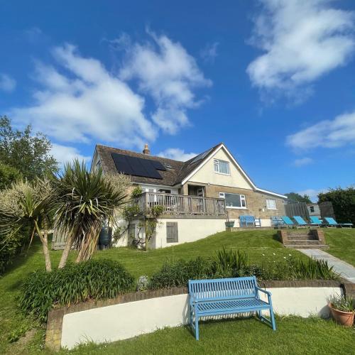Three Gables West Wight village house Sleeps 10 — 4-Star Luxury Hotel in Newbridge, United Kingdom