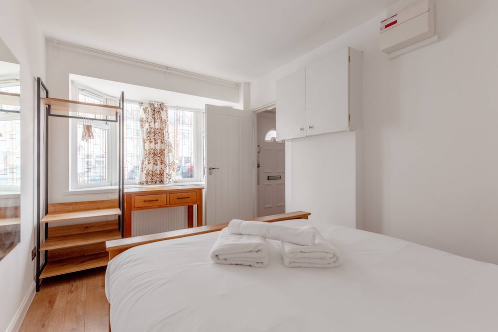 Spacious 4BD Home Near Excel London — 4-Star Luxury Hotel in London, United Kingdom