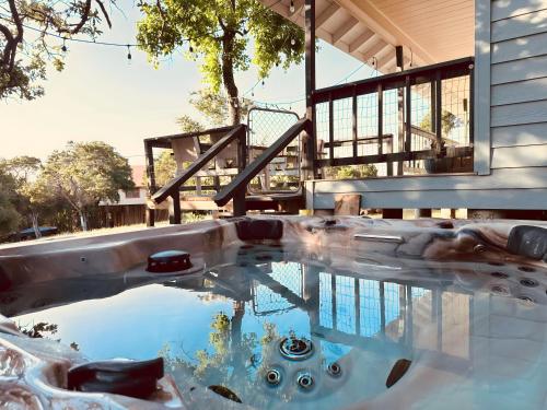 Lake View Sleeps 8 HotTub Firepit Pet Friendly in Canyon Lake, United States