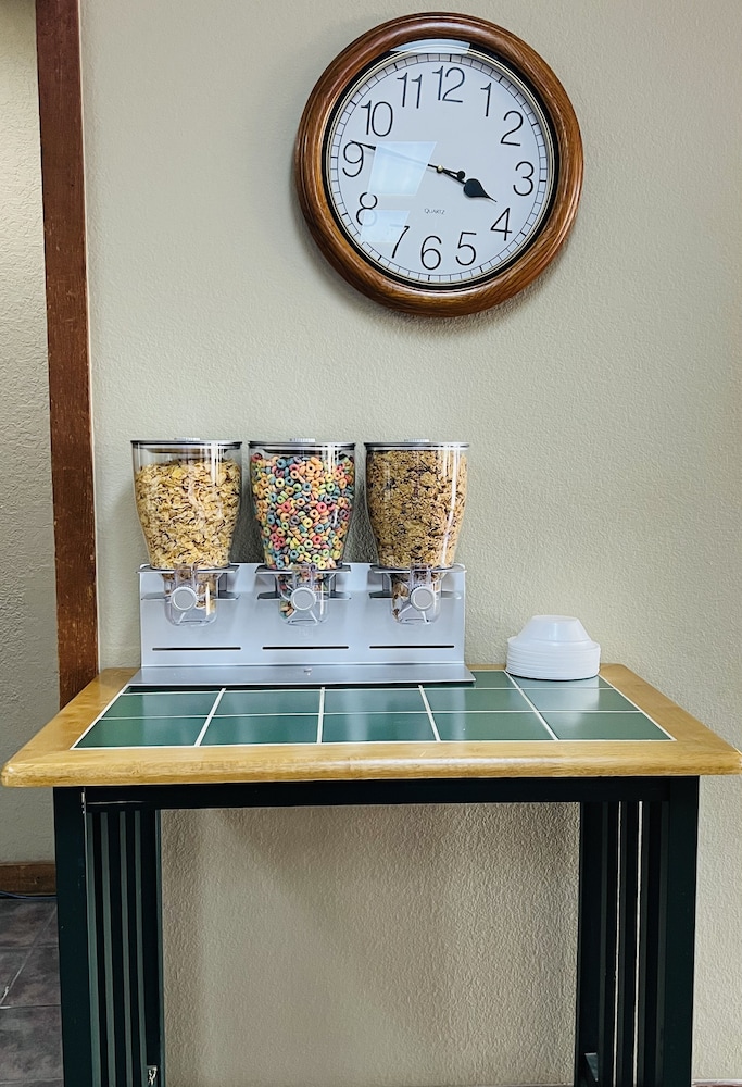 Cattle Country Lodge - photo 4