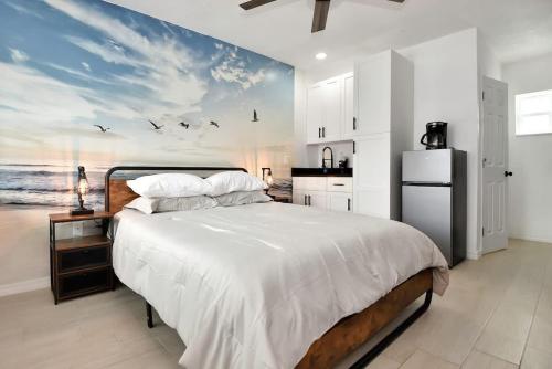 Modern Queen Suite #2 Steps to Daytona Beach — 4-Star Luxury Hotel in Daytona Beach, United States