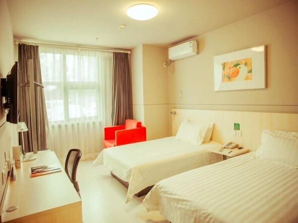 Jinjiang Inn Cangzhou West High speed Train Station Rongsheng Plaza — hotel in Cangzhou