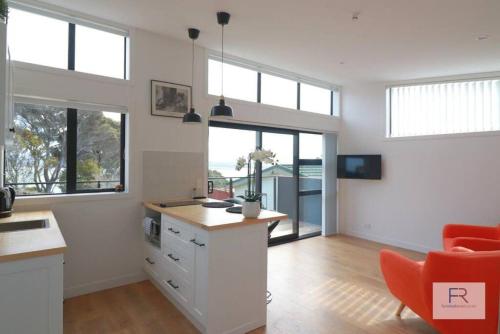 Cosy Tiny Home with Ocean Views — 4-Star Luxury Hotel in Auckland, New Zealand