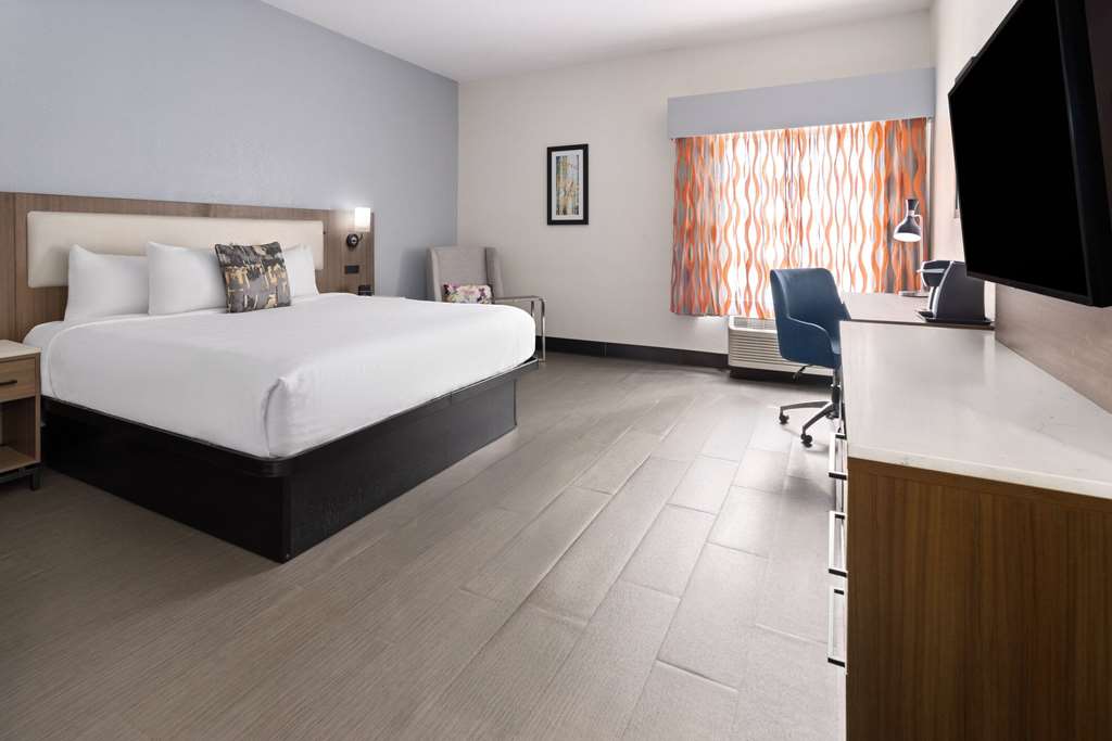 La Quinta Inn & Suites by Wyndham Atlanta South Newnan - photo 30