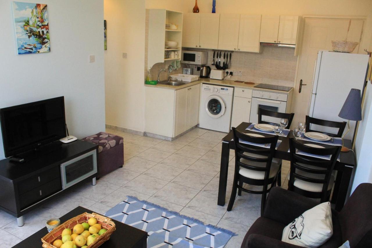 Cozy 1 bedroom apartment in walking distance to the municipal beach