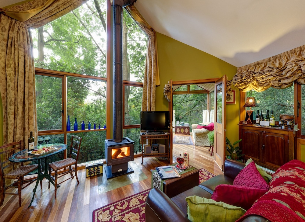 Arcadia Cottages Dandenong Ranges — 4-Star Luxury Hotel in Olinda, Australia