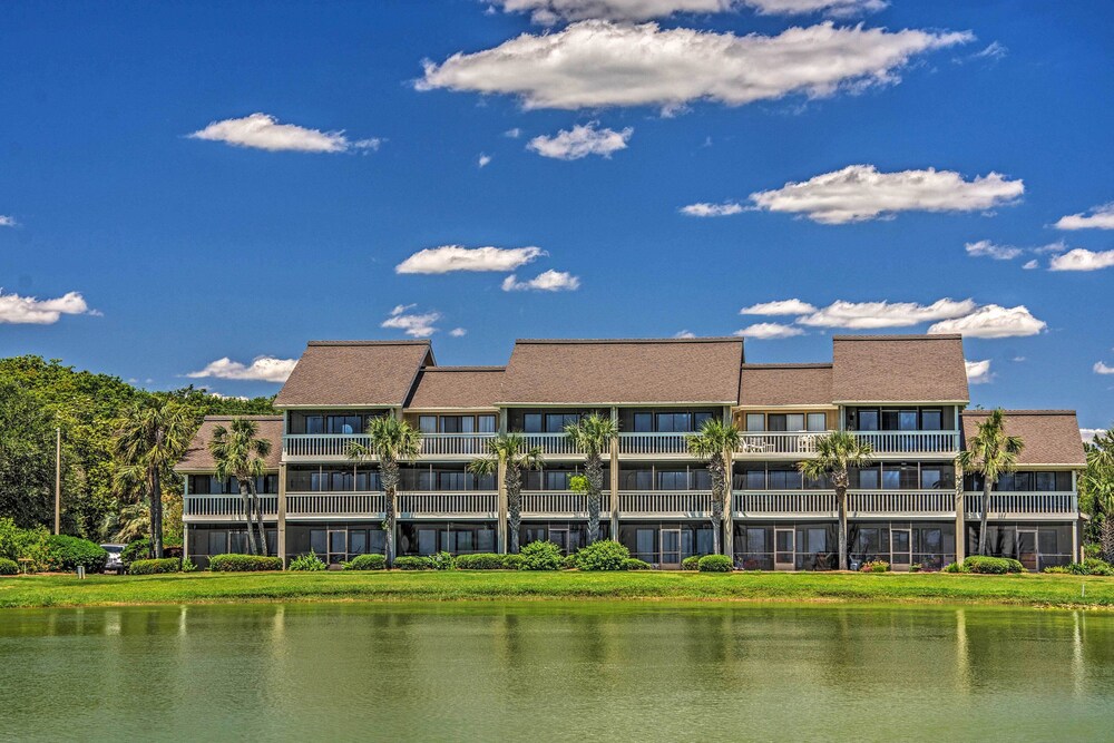 Beachy Lakefront Escape Walk to the Shore — 4-Star Luxury Hotel in Miramar Beach, United States