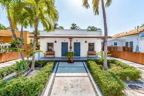 Tropical Vibes - carbon neutral hotel in Key West