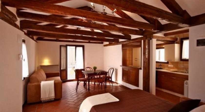 La Gondola Rossa — 4-Star Luxury Hotel in Santa Croce, Italy