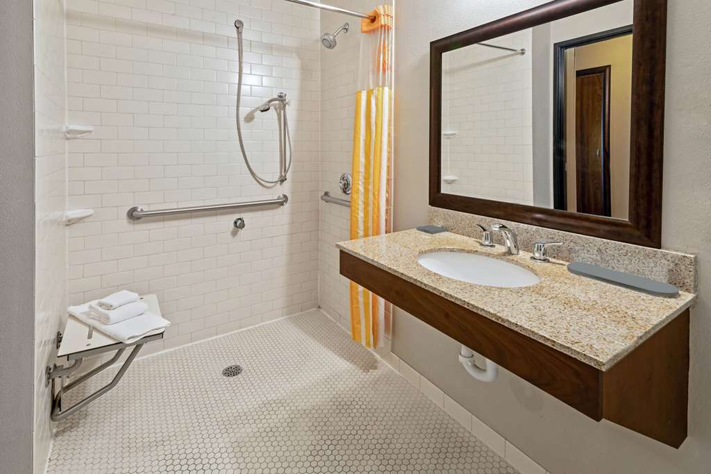 La Quinta Inn & Suites by Wyndham Butte - photo 24