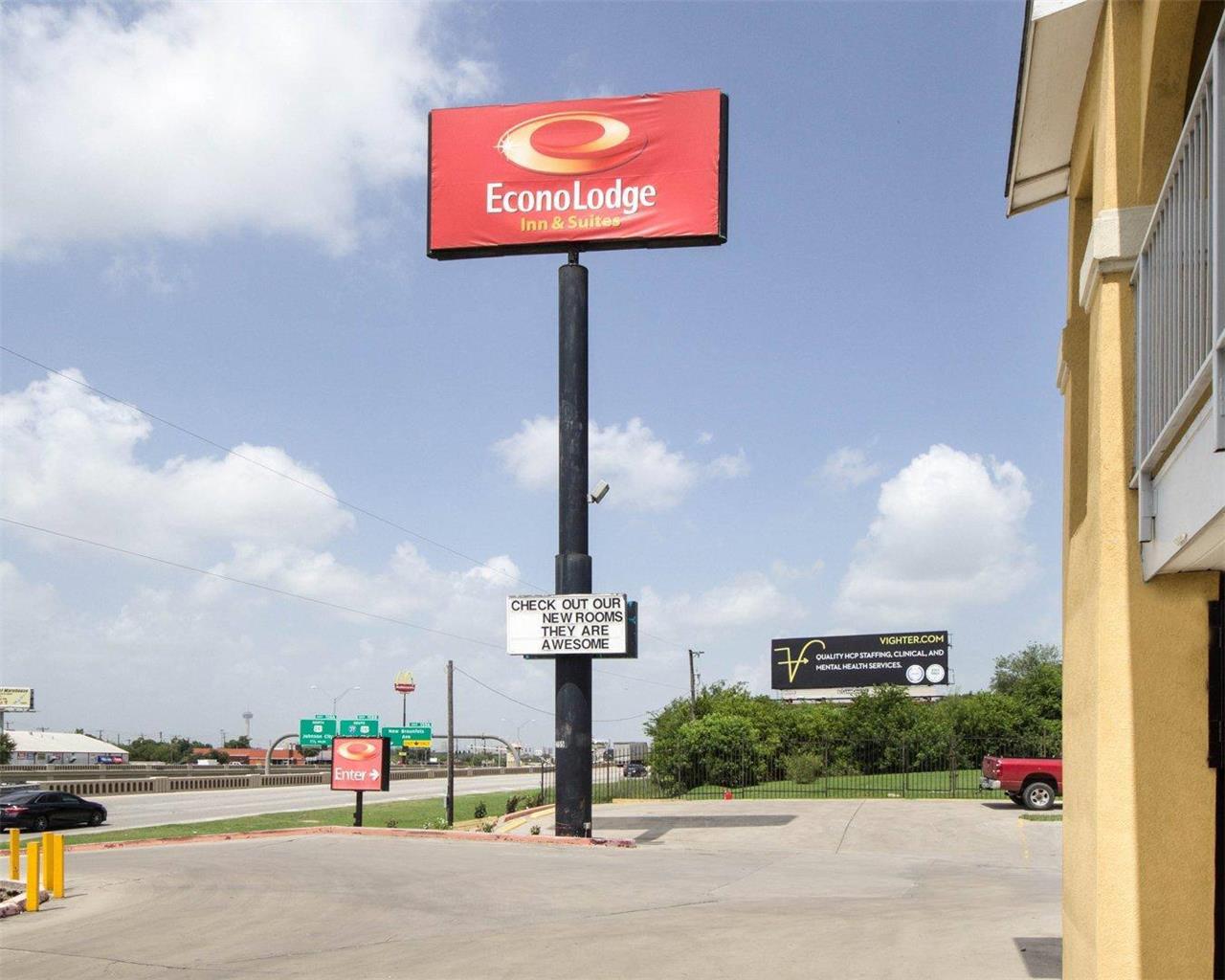 Econo Lodge Inn & Suites Coliseum - photo 4