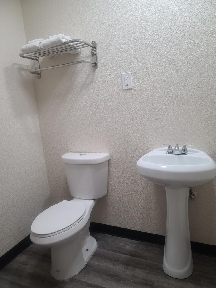 Majestic Inn And Suites - photo 13