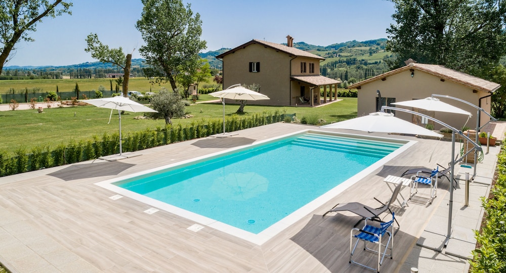 Agriturismo Querceto — 4-Star Luxury Hotel in Gubbio, Italy