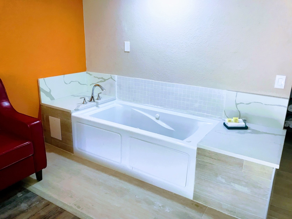 Tropical Inn & Suites - photo 18