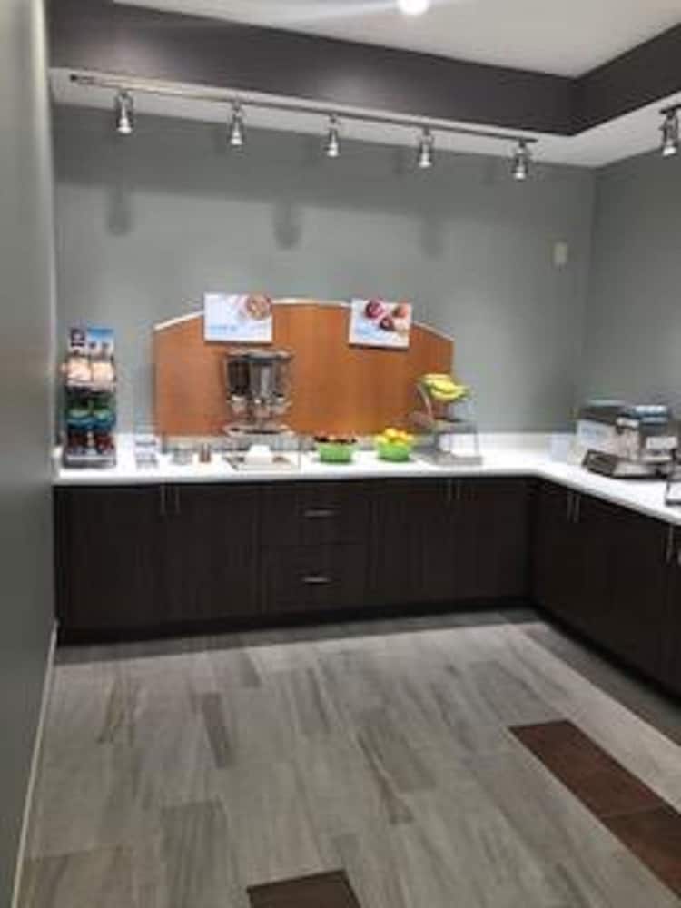 Holiday Inn Express Hotel & Suites Ennis by IHG - photo 19