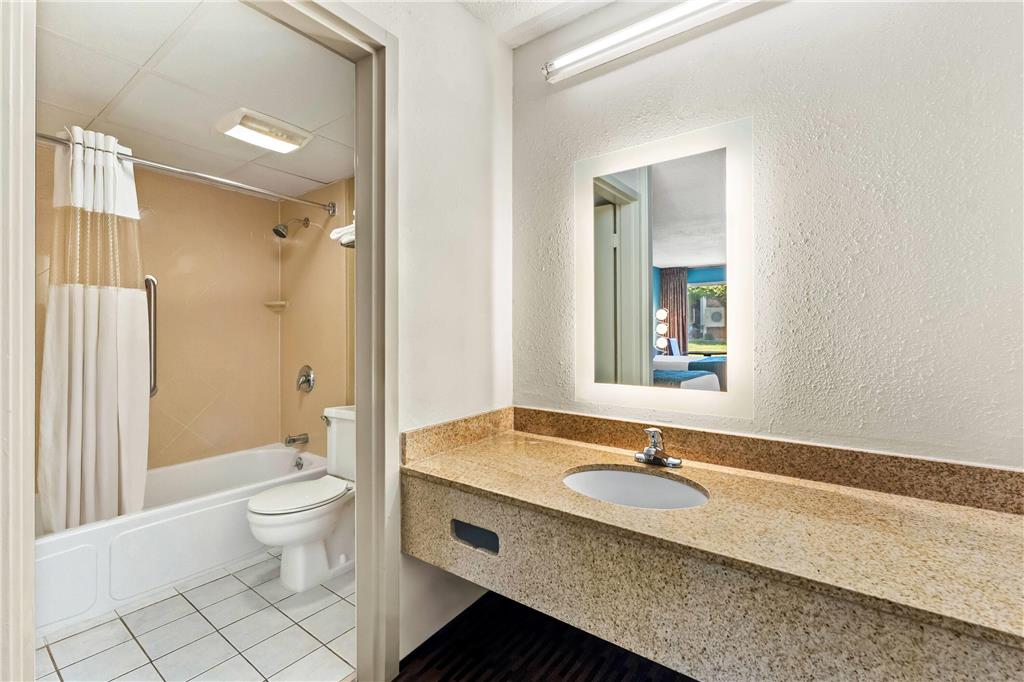 Howard Johnson by Wyndham Albany - photo 22