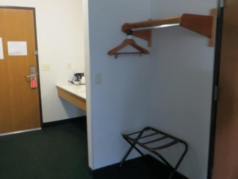 AmeriVu Inn and Suites Stanley - photo 3