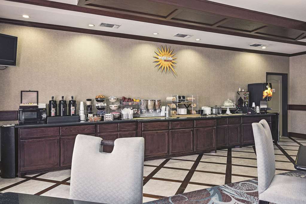 La Quinta Inn & Suites by Wyndham DFW Airport West Euless - photo 43