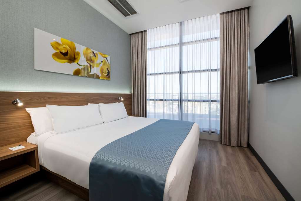 Wingate by Wyndham Long Island City - photo 16
