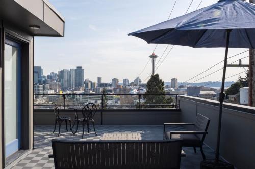 Modern Townhome with Space Needle View — 4-Star Luxury Hotel in Seattle, United States