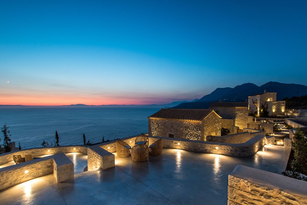 Bassa Maina Villas & Suites — 4-Star Luxury Hotel in Mavrovouni, Greece