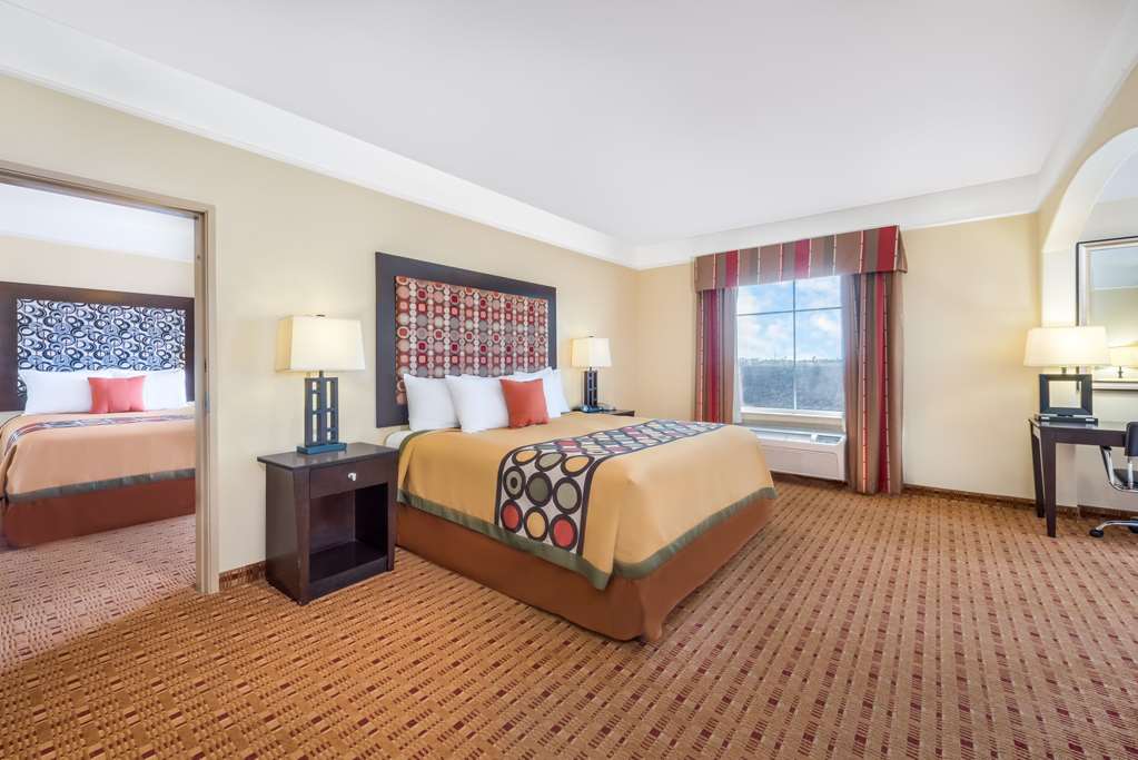 Super 8 by Wyndham Hidalgo McAllen Area - photo 12