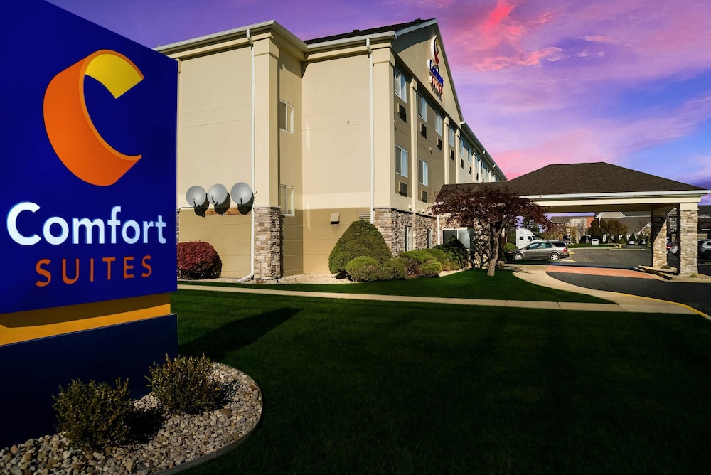 Comfort Suites Saginaw North - carbon neutral hotel in Saginaw
