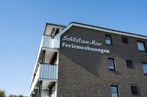 Schloss am Meer Wohnung 41 mit seitlichem Hafenblick — 4-Star Luxury Hotel in Busum, Germany