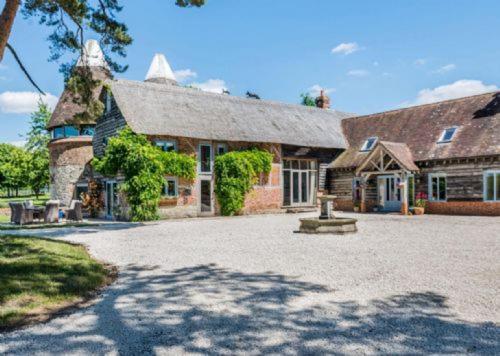 Oast House Otium Wine Estate — 4-Star Luxury Hotel in Alton, United Kingdom