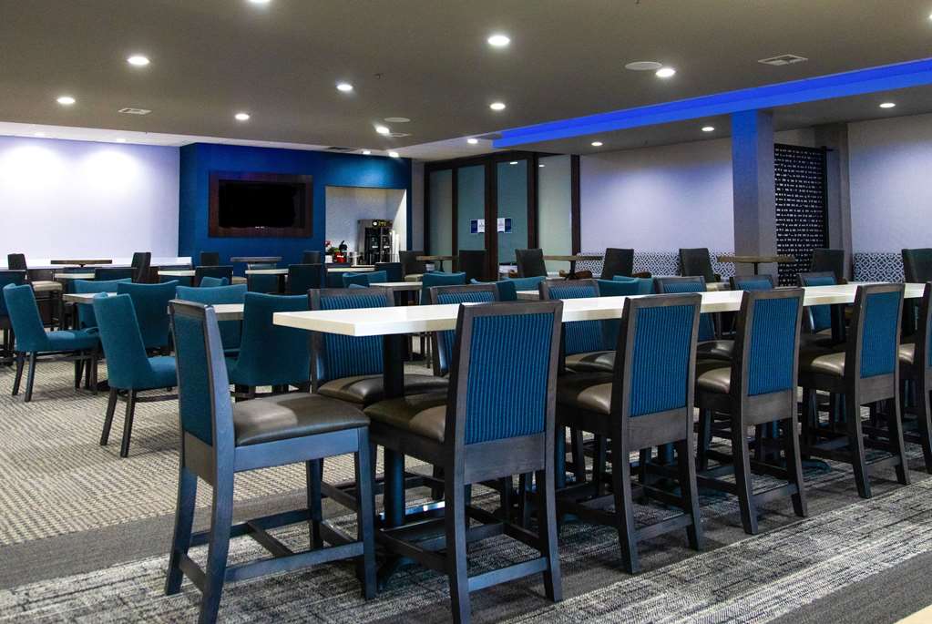 La Quinta Inn & Suites by Wyndham Joplin - photo 3