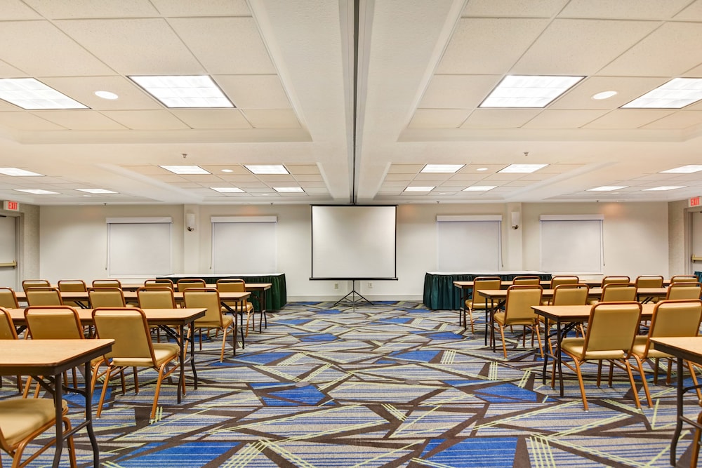 Holiday Inn Express & Suites New Berlin by IHG - photo 45