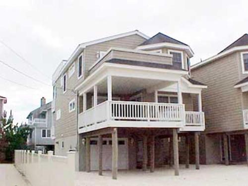 Ocean Block Single Family Rooftop Deck Beach Badges Wifi Ocean Views From Kitchen Master Bedroom Decks In This Reverse Living Ocean Block 22011810 — Ship Bottom