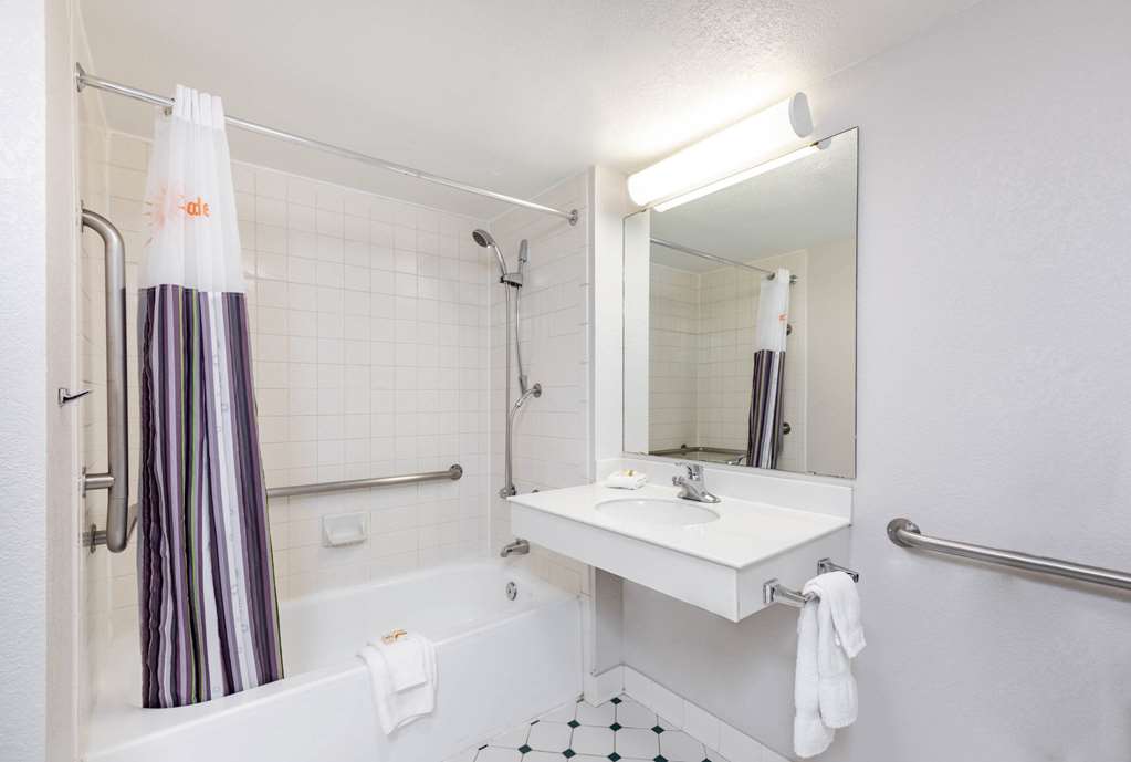 La Quinta Inn by Wyndham El Paso West - photo 7